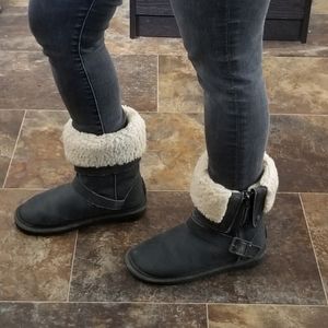 Bearpaw Vintage Black shearling boots size 5